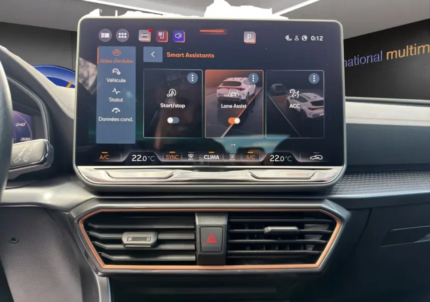 Vue rapprochée de l'écran tactile central du tableau de bord du CUPRA Formentor avec interface d'assistants de conduite.