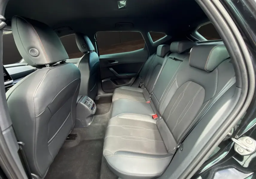 Vue intérieure côté droit montrant la banquette arrière en cuir noir avec surpiqûres contrastantes du CUPRA Formentor 2025.