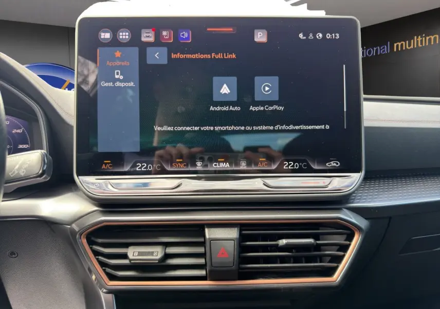 Écran tactile central du tableau de bord du CUPRA Formentor 2025 affichant Android Auto et Apple CarPlay.