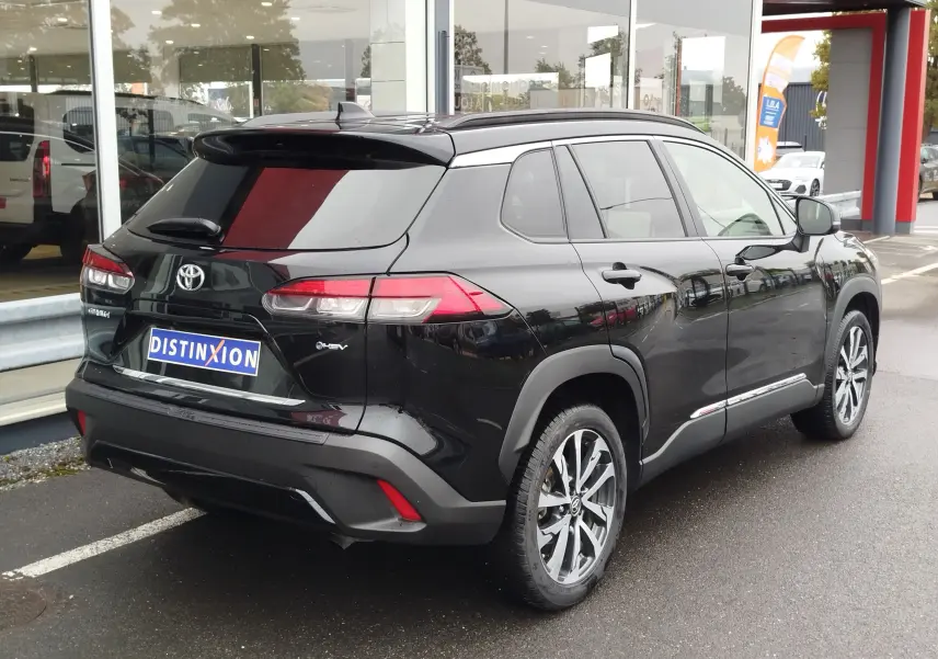 Toyota Corolla Cross Hybrid 140 Luxury Limited noir Attitude vue 3/4 arrière droit, jantes alliage bicolores et vitres teintées.