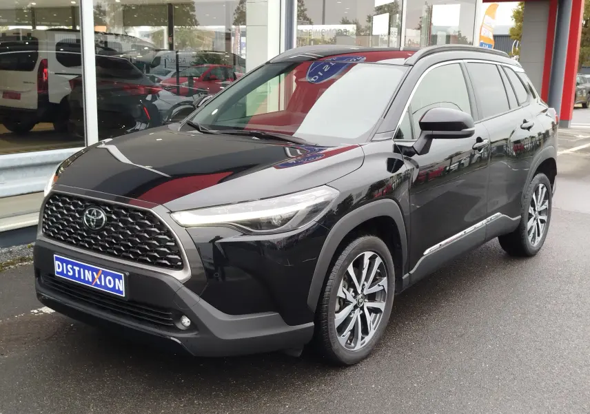 Toyota Corolla Cross Hybrid 140 Luxury Limited noir Attitude vue 3/4 avant droit, avec calandre hexagonale et jantes bi-ton.