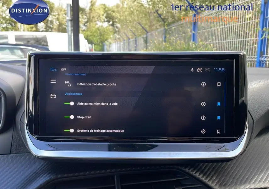 Écran tactile central affichant les aides à la conduite dans l'habitacle d'une Peugeot 2008 gris Artense métal.