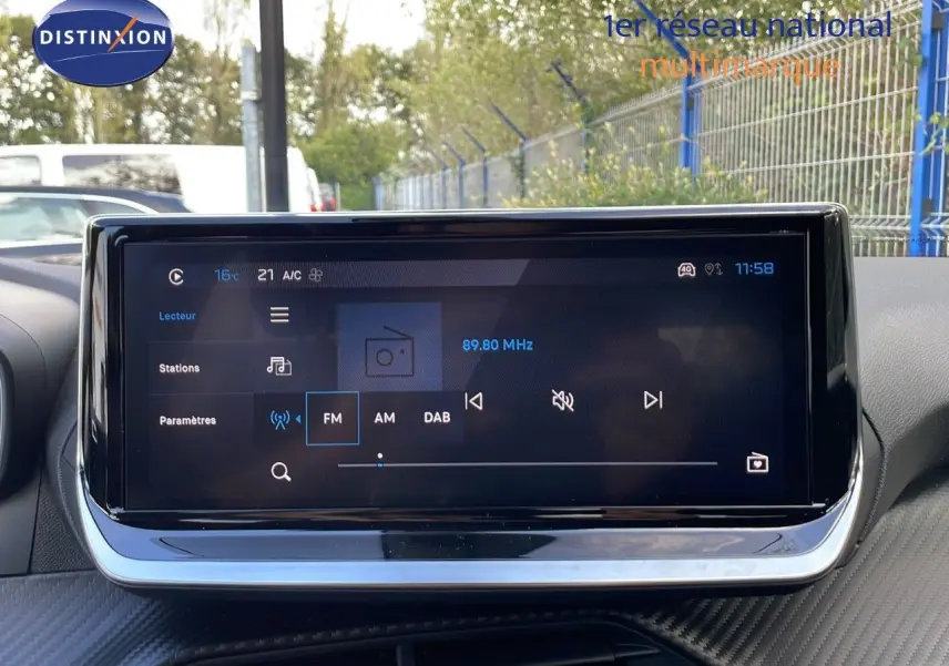 Écran tactile central de la Peugeot 2008 2025 affichant la radio FM à 89,80 MHz dans un intérieur moderne.