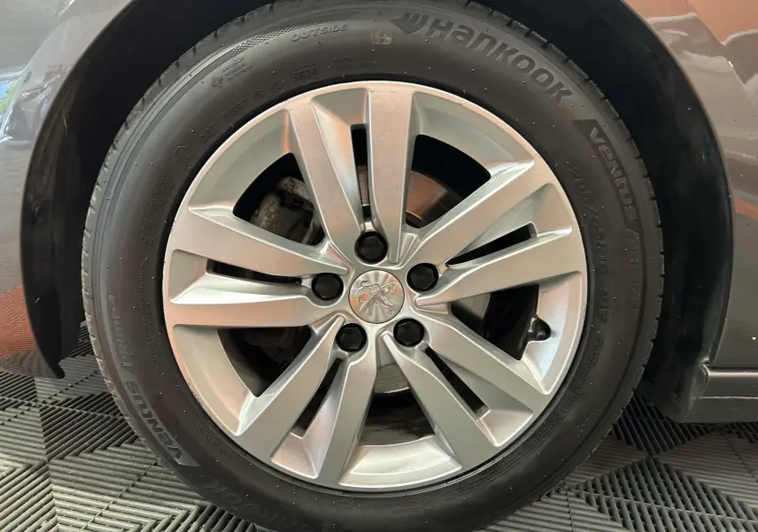 Gros plan sur la jante argentée et le pneu Hankook d'une Peugeot 308 gris 2021, version Active Pack.