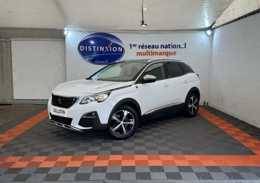 Peugeot 3008 blanc vue 3/4 avant droit, avec jantes noires et toit noir dans un showroom multimarque.