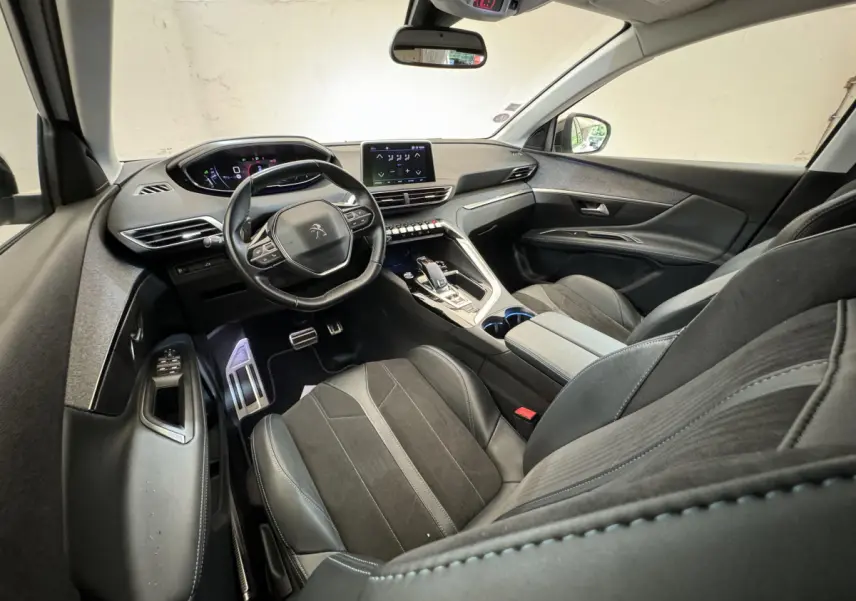 Intérieur noir du Peugeot 3008 Puretech 130, vue côté conducteur avec tableau de bord numérique et écran tactile central.