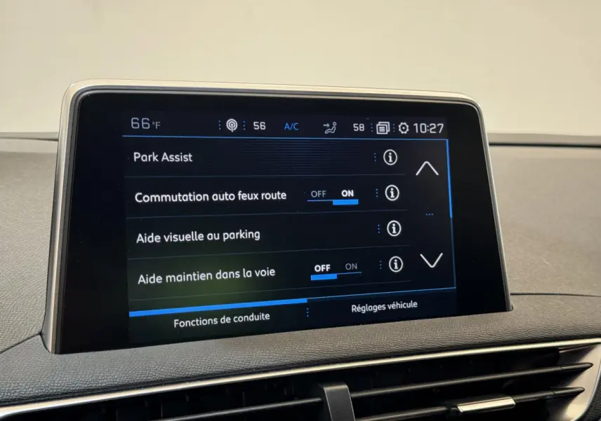 Écran tactile central du tableau de bord du Peugeot 3008 blanc affichant les aides à la conduite et park assist.