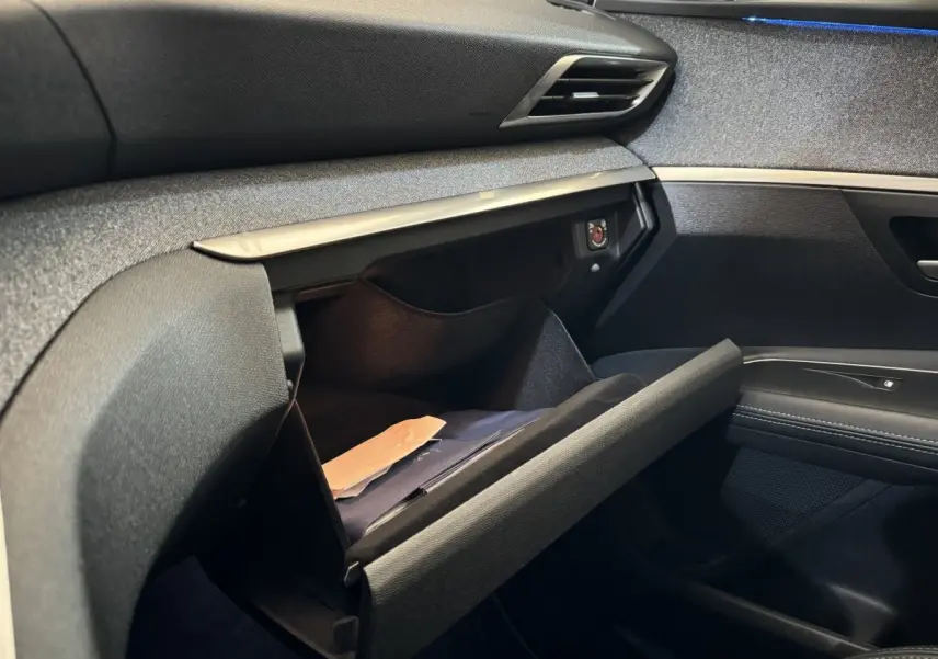 Vue intérieure côté passager du Peugeot 3008 blanc 2019, boîte auto, montrant la boîte à gants ouverte avec documents.