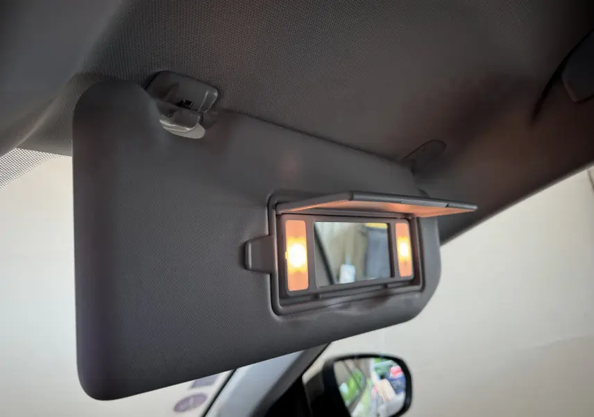 Miroir de courtoisie éclairé sur pare-soleil côté gauche du Peugeot 3008 blanc Puretech 2019, intérieur visible partiellement.