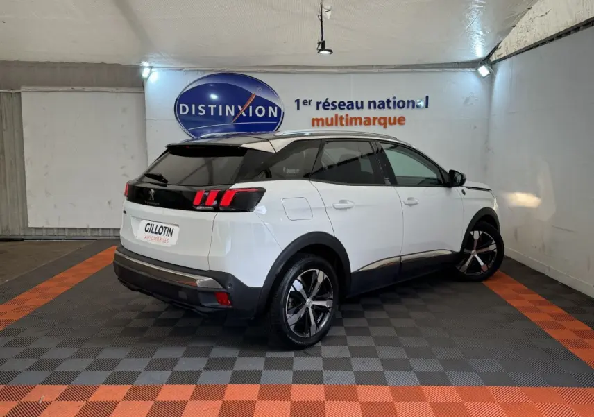 Peugeot 3008 blanc vue 3/4 arrière droit, toit noir, feux arrière LED et jantes alliage bicolores.