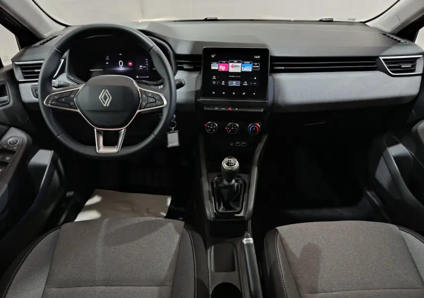 Intérieur avant de la Renault Clio 2025 gris foncé, volant multifonctions, écran tactile central et boîte manuelle.