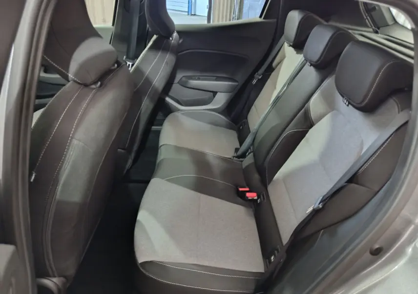Vue intérieure côté droit sur la banquette arrière bi-ton gris et noir de la Renault Clio Evolution Blue dCi 100 2025.