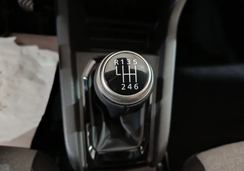 Gros plan sur le levier de vitesses manuel de la Renault Clio gris foncé Evolution Blue dCi 100 -25 de 2025.