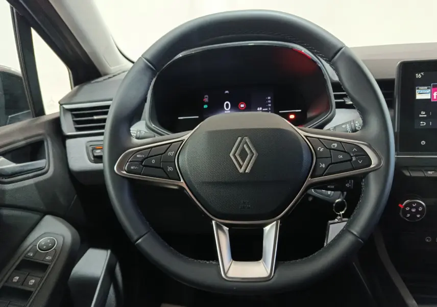 Volant cuir multifonctions Renault Clio 2025 vu de face, avec tableau de bord numérique et écran tactile latéral.