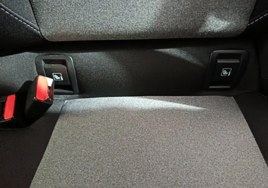 Détail de la banquette arrière grise de la Renault Clio Evolution Blue dCi 100 avec fixations Isofix visibles.