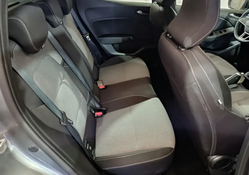Vue intérieure côté gauche montrant la banquette arrière bi-ton gris et noir de la Renault Clio Evolution Blue dCi 100 2025.