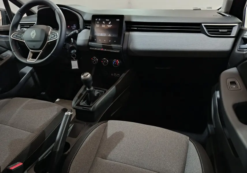 Intérieur de la Renault Clio Evolution Blue dCi 100 2025 vu côté conducteur, tableau de bord gris et écran tactile central.
