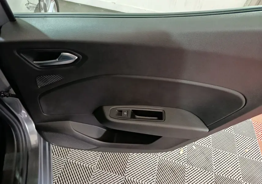 Porte intérieure côté gauche gris foncé de Renault Clio Evolution Blue dCi 100 avec poignée et commande de vitre électrique.