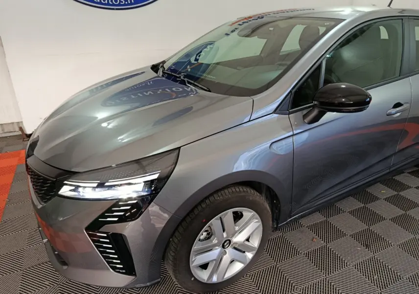 Renault Clio Evolution Blue dCi 100 gris foncé vue 3/4 avant droit avec phares LED allumés et jantes alliage.