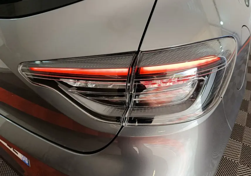 Gros plan sur le feu arrière droit allumé d'une Renault Clio gris foncé Evolution Blue dCi 100 2025.