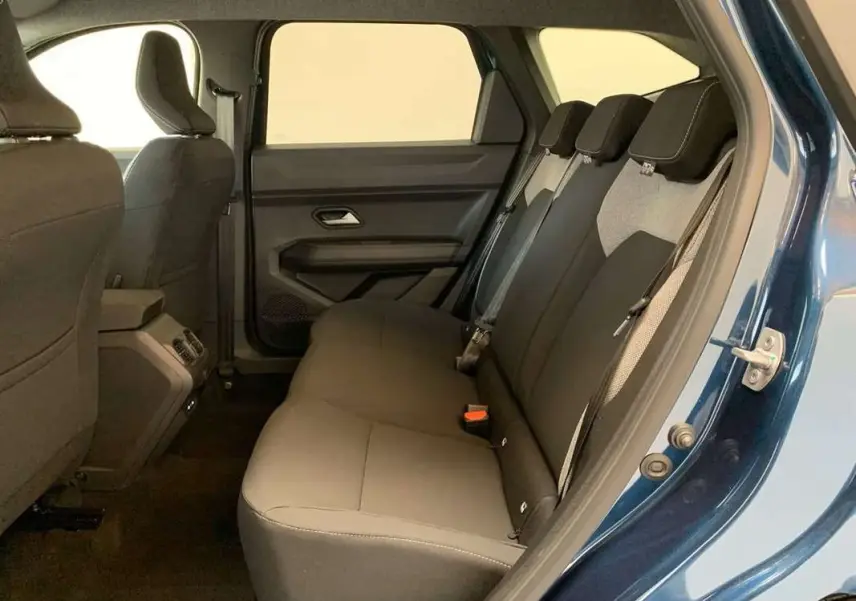 Vue intérieure côté droit sur la banquette arrière grise du Dacia Bigster Hybrid 155 Journey Plus bleu indigo.
