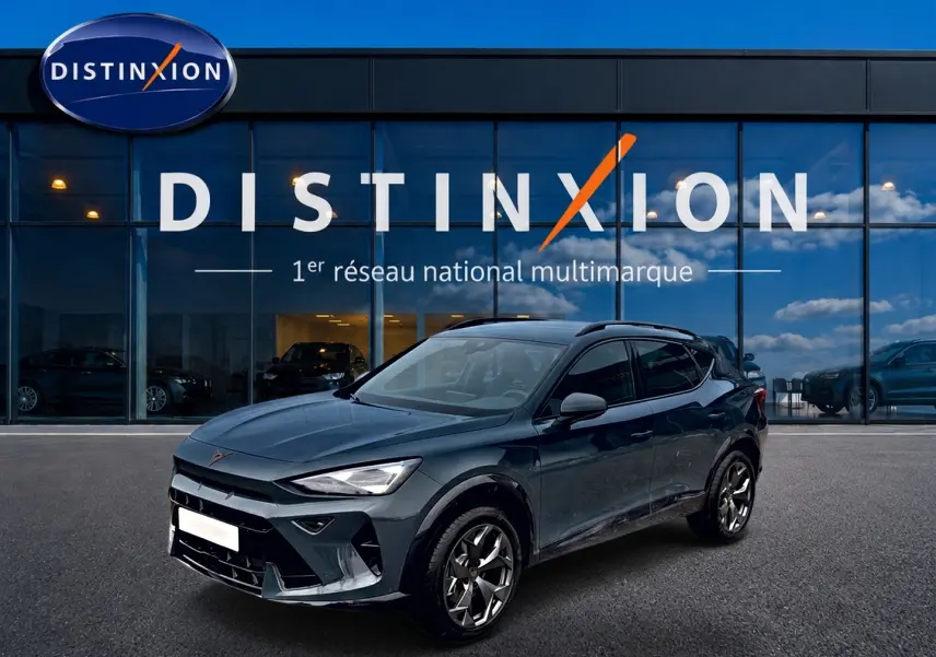Vue 3/4 avant droit d'un CUPRA Formentor bleu fjord 2026 avec jantes 18 pouces et barres de toit visibles.
