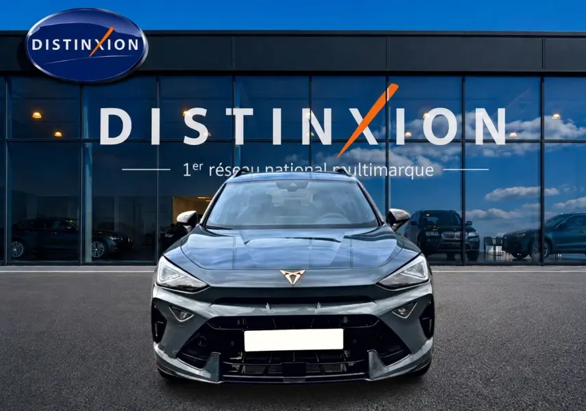 Vue frontale d'un CUPRA Formentor bleu fjord 2026 avec calandre noire et logo distinctif cuivré.