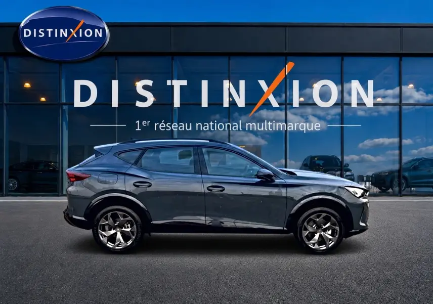 Vue latérale droite du CUPRA Formentor 1.5 etsi hybrid 150 DSG7 en bleu fjord avec jantes 18 pouces.