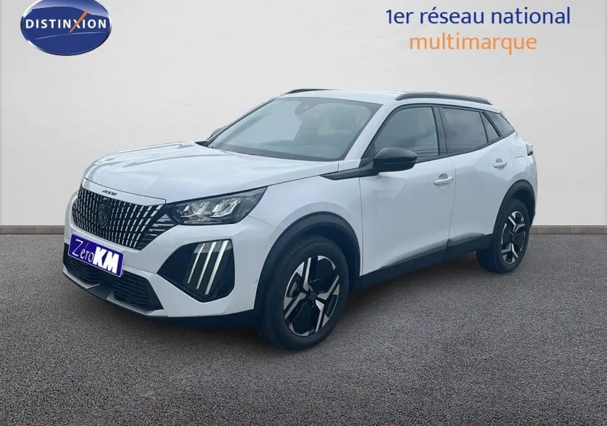 Peugeot 2008 blanc Okenite métal en 3/4 avant droit avec jantes noires et toit noir contrasté.