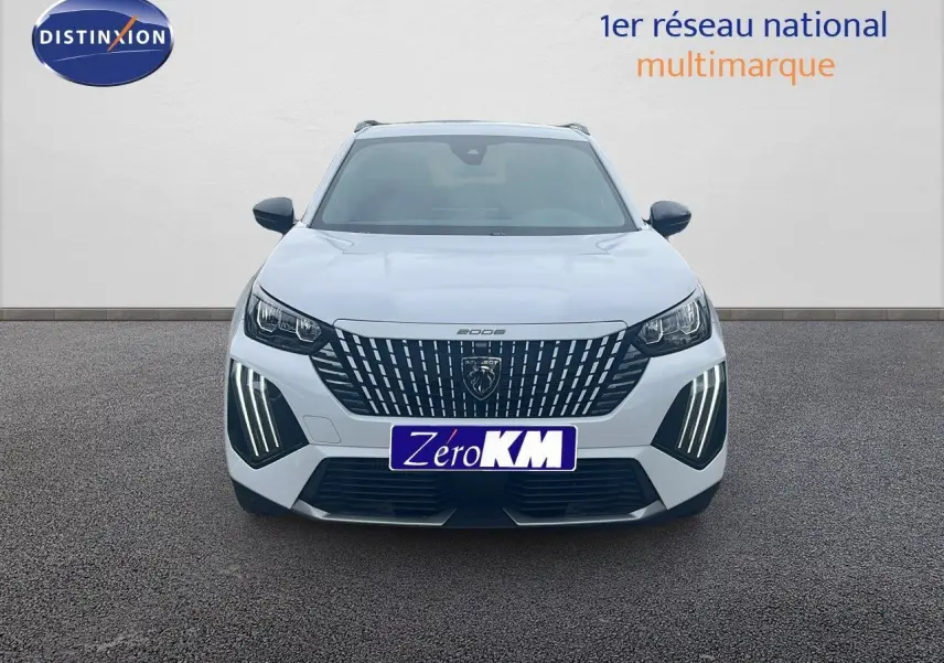 Vue frontale d'un Peugeot 2008 blanc Okenite Metal avec feux LED verticaux distinctifs allumés.