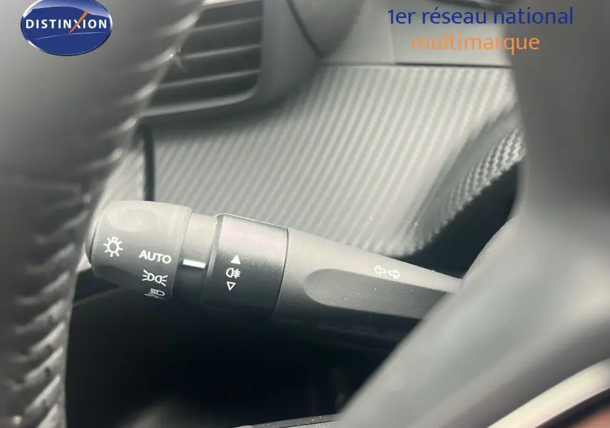 Gros plan sur la commande des phares et clignotants dans l'habitacle d'une Peugeot 2008 blanche 2025.