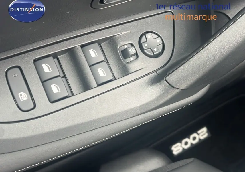 Panneau de commandes des vitres et rétroviseurs côté conducteur dans l'habitacle noir du Peugeot 2008 2025.