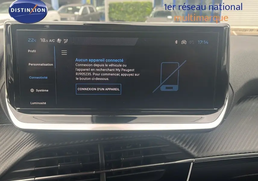 Écran tactile central du tableau de bord du Peugeot 2008 2025 affichant le menu de connexion d'appareil.
