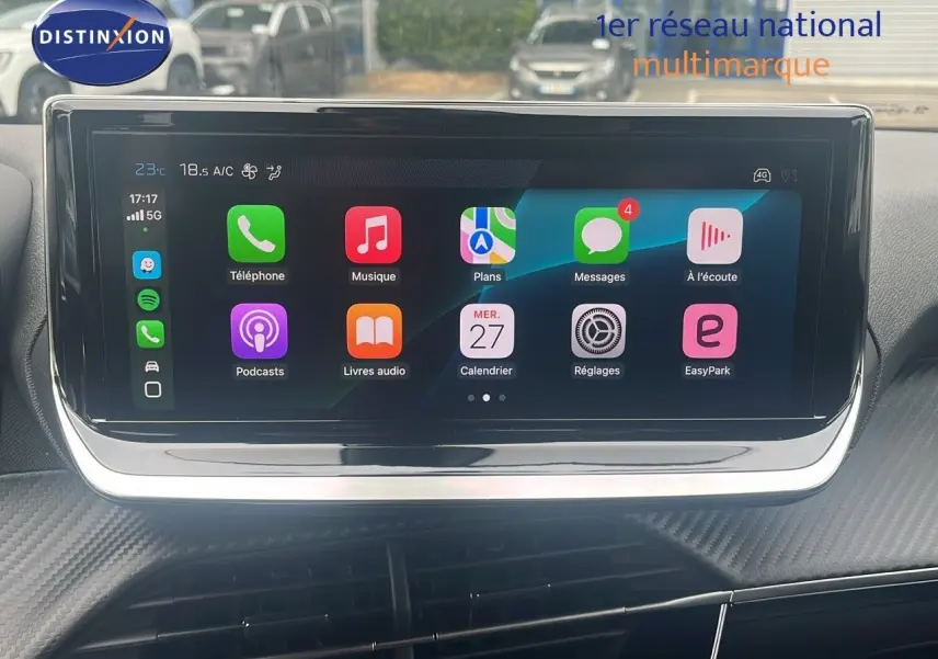 Vue intérieure centrée sur l'écran tactile multimédia du Peugeot 2008 blanc Okenite Metal 2025.