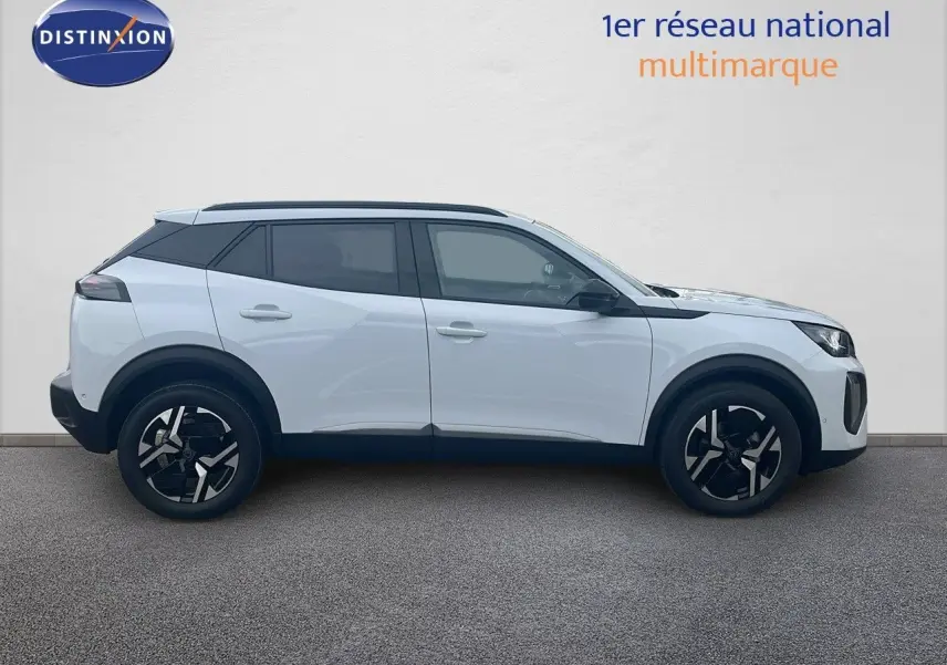 Profil côté gauche d'un Peugeot 2008 blanc Okenite métal de 2025 avec jantes noires et toit noir contrasté.