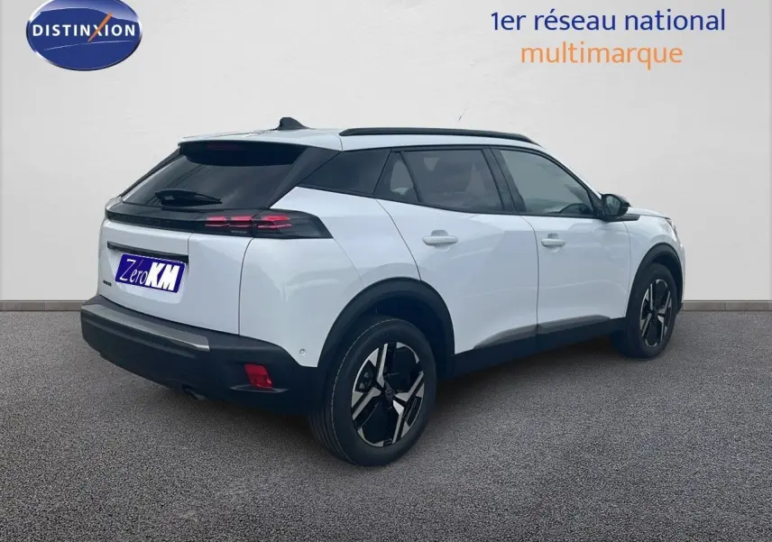 Peugeot 2008 blanc Okenite métal en 3/4 arrière côté droit, avec toit noir et jantes bicolores.