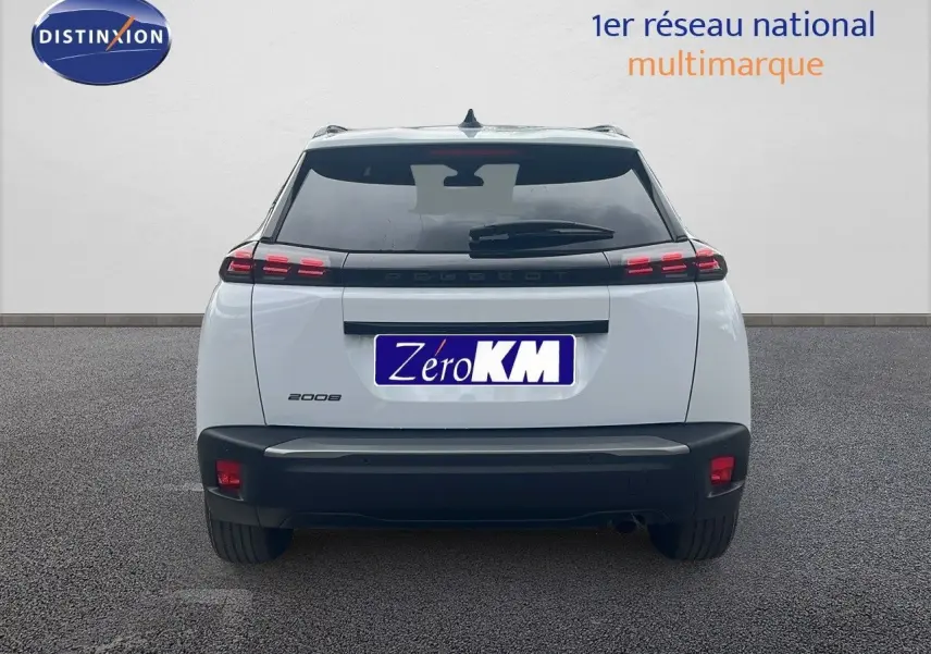 Vue arrière d'un Peugeot 2008 blanc Okenite Metal de 2025 avec feux LED et hayon fermé sur parking.
