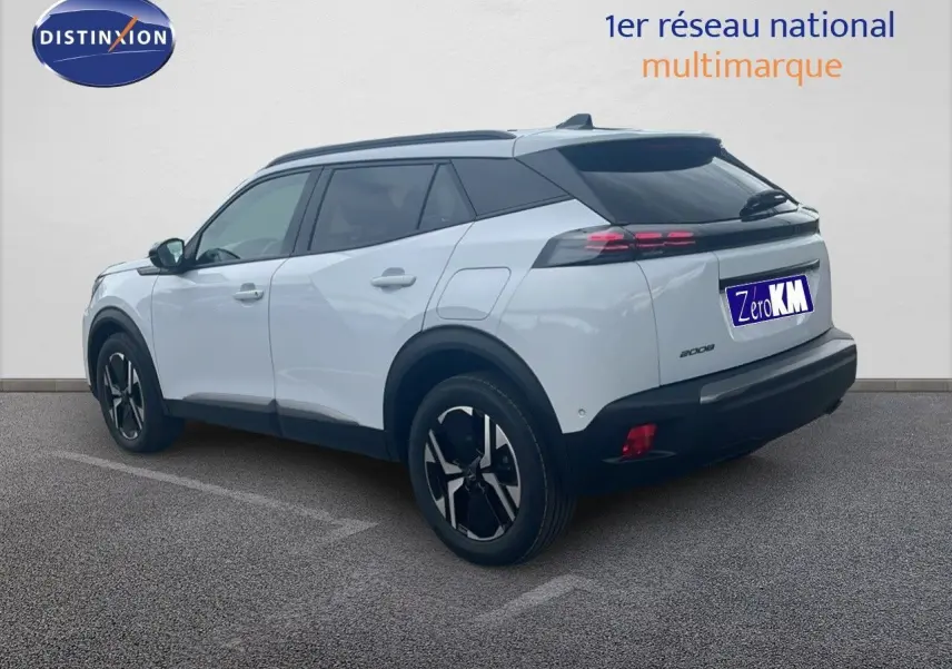 Peugeot 2008 blanc Okenite métal vue 3/4 arrière droit avec toit noir et jantes noires bicolores.