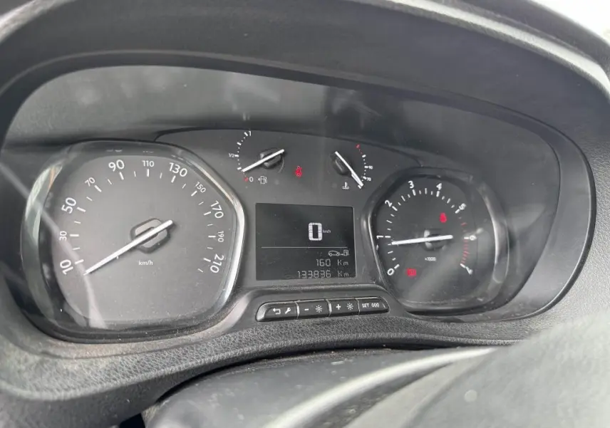 Vue rapprochée du combiné d'instruments du Peugeot Expert Fourgon blanc, affichant vitesse, compte-tours et jauges.