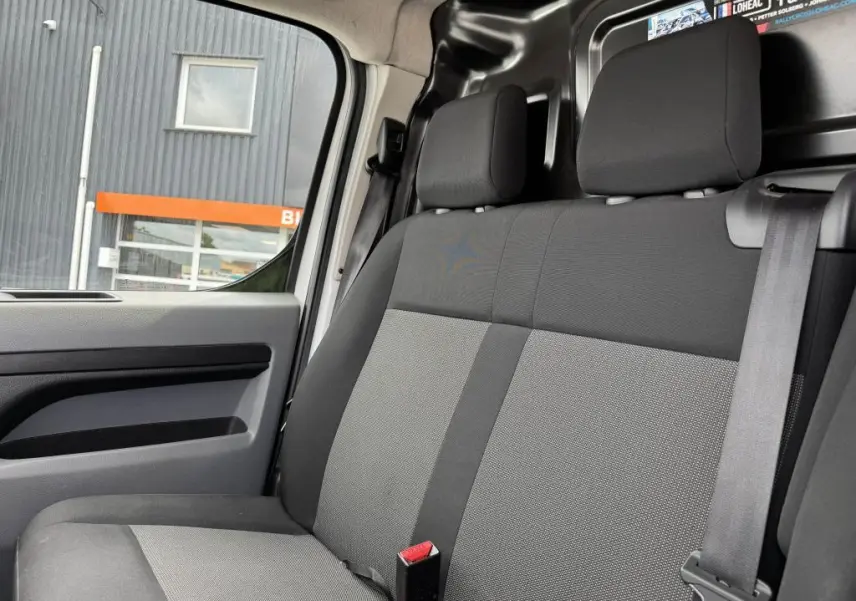 Banquette passager 2 places en tissu noir et gris vue de côté gauche dans un Peugeot Expert Fourgon blanc 2018.