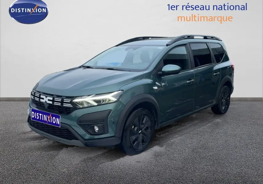 Vue 3/4 avant droite d'un Dacia Jogger 2025 vert cèdre métallisé, avec calandre noire et signature lumineuse LED.