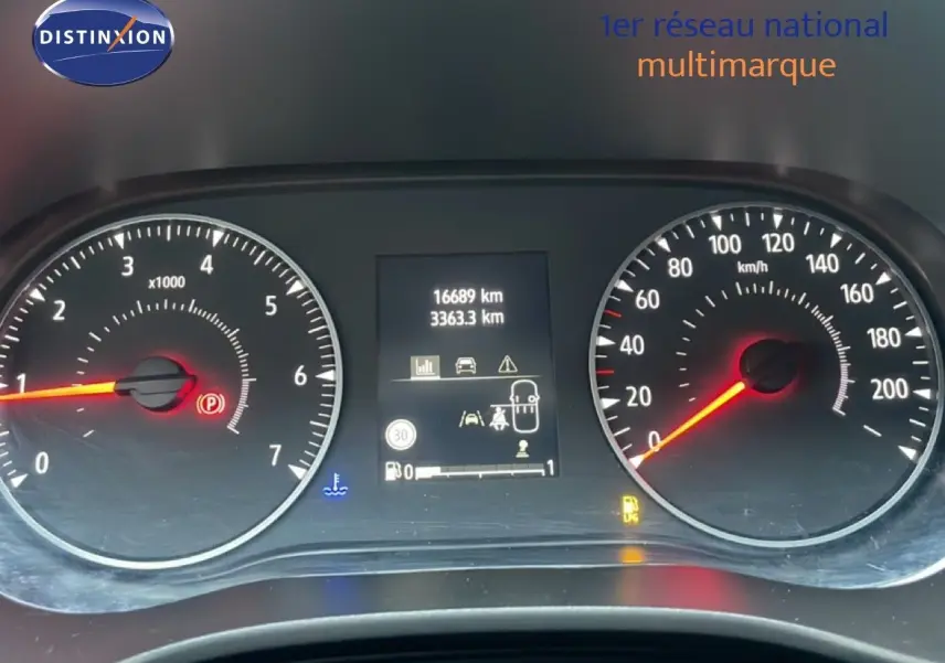 Écran tactile central du tableau de bord du Dacia Jogger 2025 affichant la navigation GPS en intérieur.