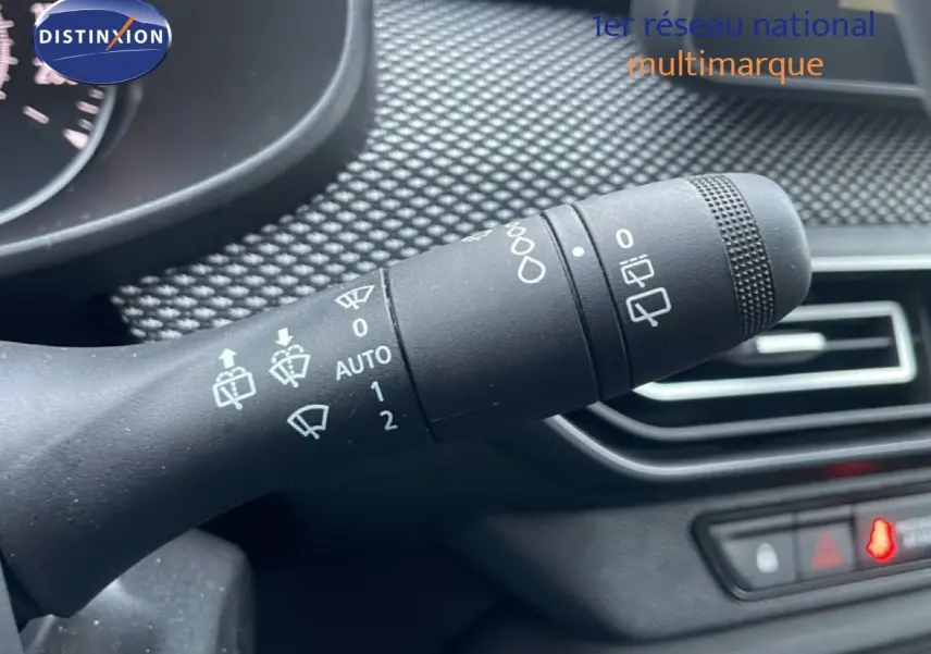 Écran tactile central affichant la liste des stations radio dans l’habitacle du Dacia Jogger 2025.