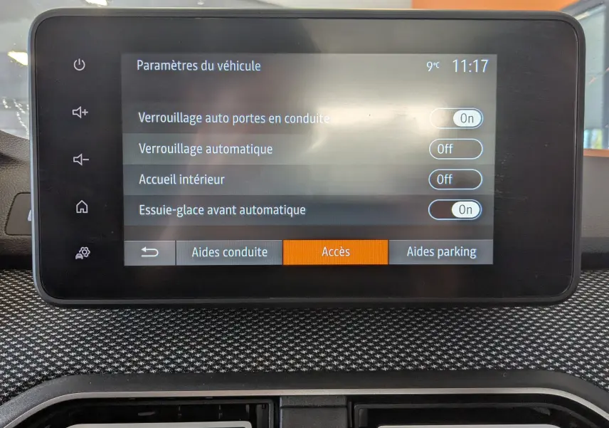Écran tactile central du tableau de bord du Dacia Jogger affichant les paramètres de verrouillage et d’essuie-glace.