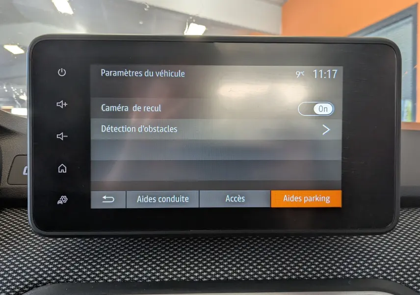 Écran tactile intérieur du Dacia Jogger affichant les paramètres d’aide au stationnement avec caméra de recul activée.
