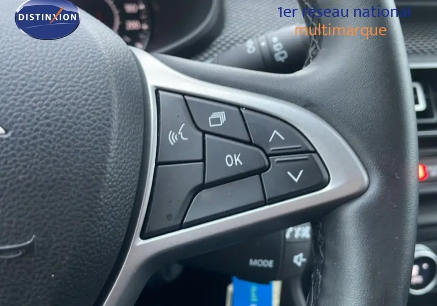 Écran central montrant la caméra de recul avec lignes de guidage colorées sur un Dacia Jogger 2025.