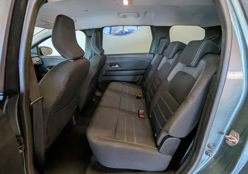 Vue intérieure côté droit sur les sièges arrière noirs du Dacia Jogger 2025 vert cèdre métal, version 7 places.