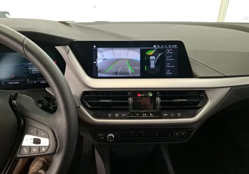 Vue intérieure du tableau de bord de la BMW Série 1 116d 2022 avec écran central affichant la caméra de recul.