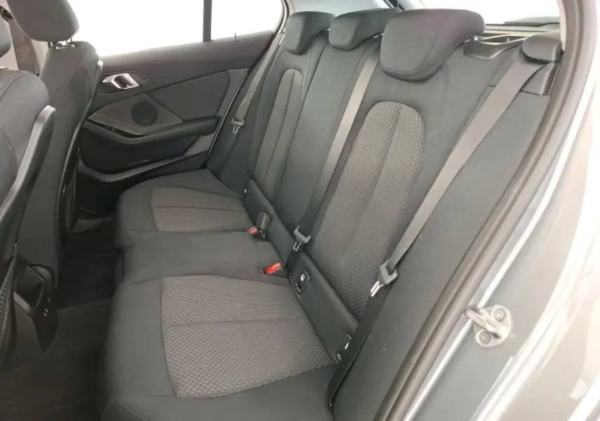Vue intérieure côté droit des sièges arrière en tissu gris de la BMW Série 1 116 d Business Design 2022.