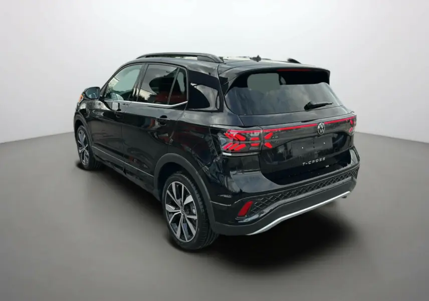 Volkswagen T-Cross noir intense en 3/4 arrière droit, avec jantes alu 18 pouces et feux arrière LED distinctifs.